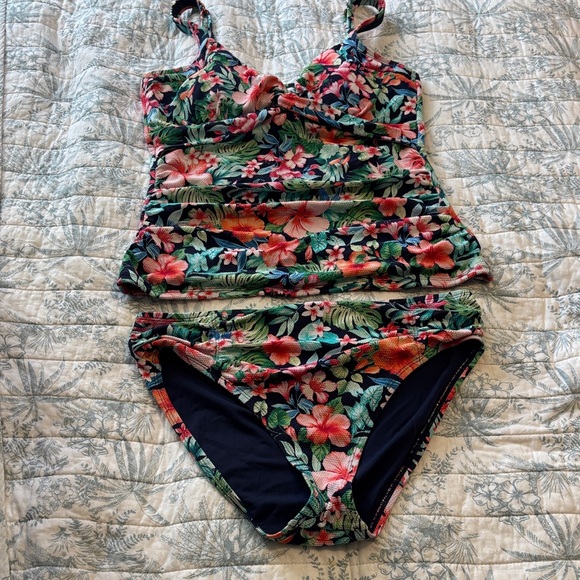Tommy Bahama Other - Tommy Bahama twist top SZ L bottoms SZ M Flower 🌺